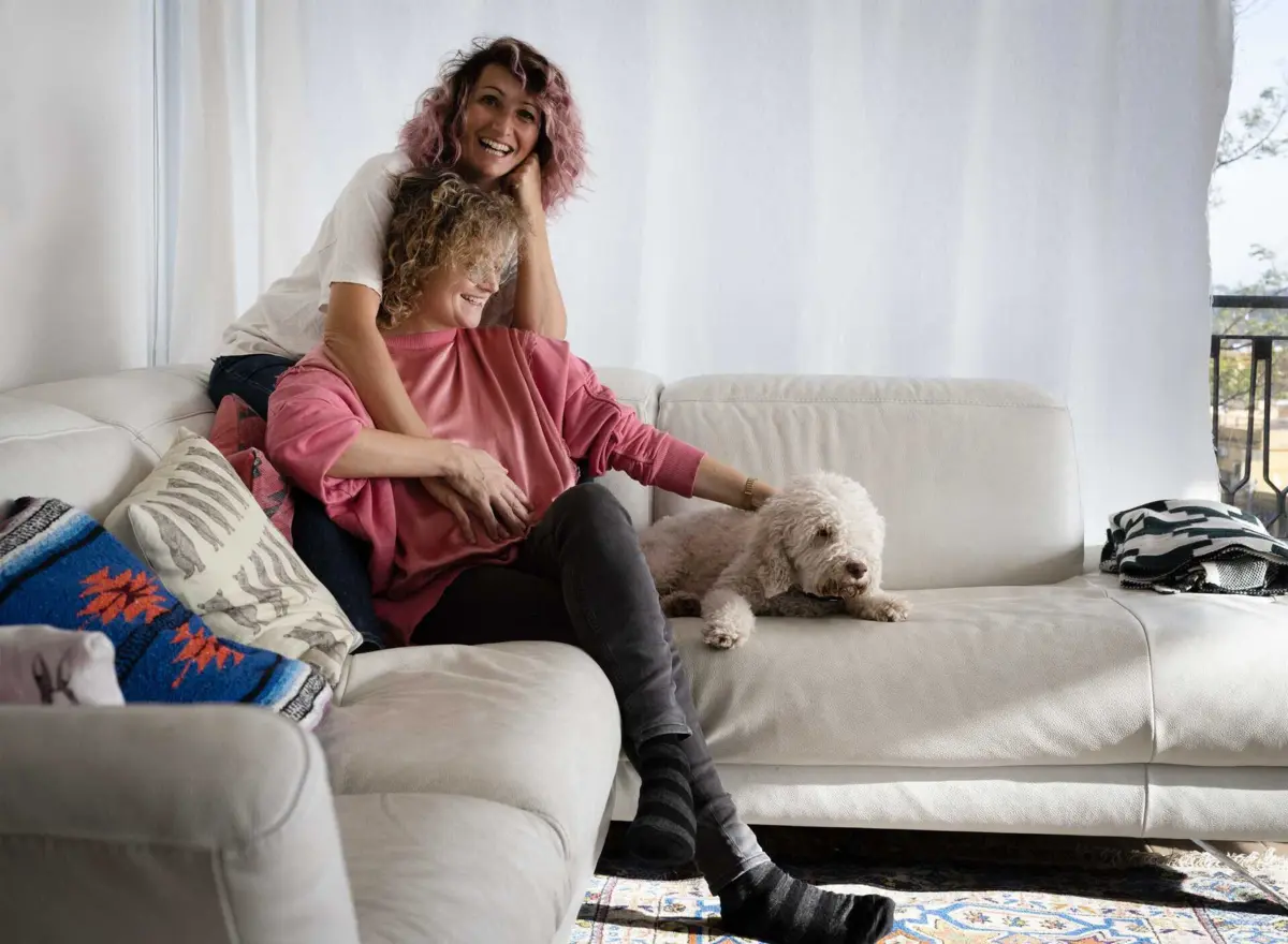 Com a sua companheira Christine, Chiara vê como "única opção" deixar amigos, família e trabalho em Itália e mudar-se para Espanha