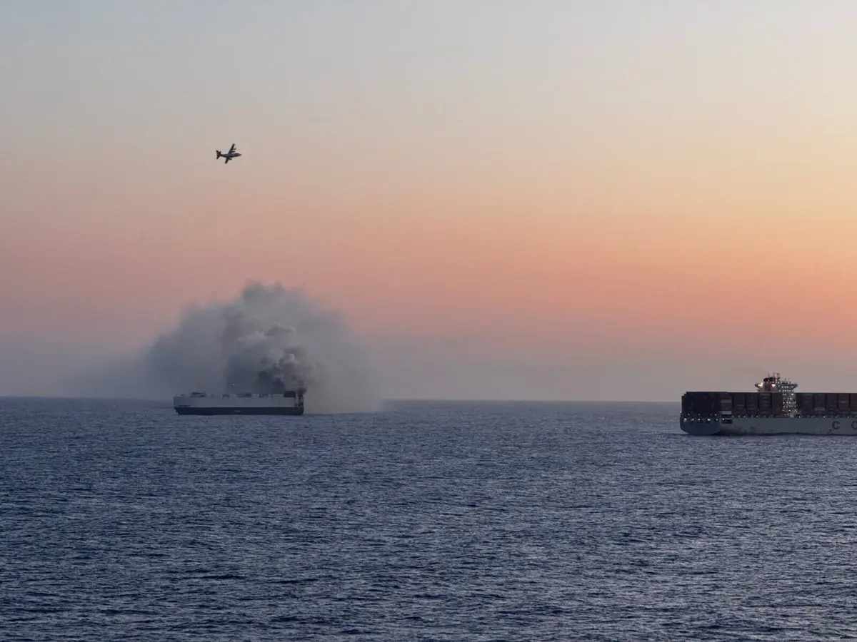 Imagem de contexto do artigo Navio cargueiro que transporta veículos elétricos em chamas na costa do Alasca