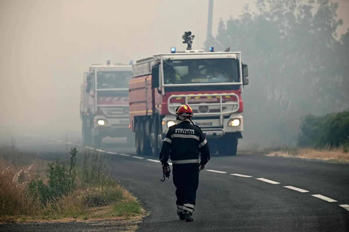 Quase dois mil bombeiros estão a combater incêndio devastador