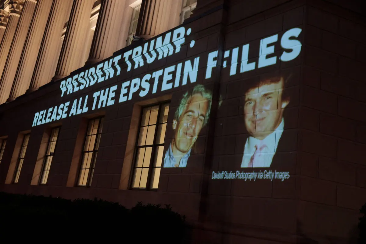 A relação de Trump com Epstein tem sido intensamente escrutinada desde que a procuradora-geral e o diretor do FBI recuaram nas promessas de divulgar os ficheiros da investigação de Epstein