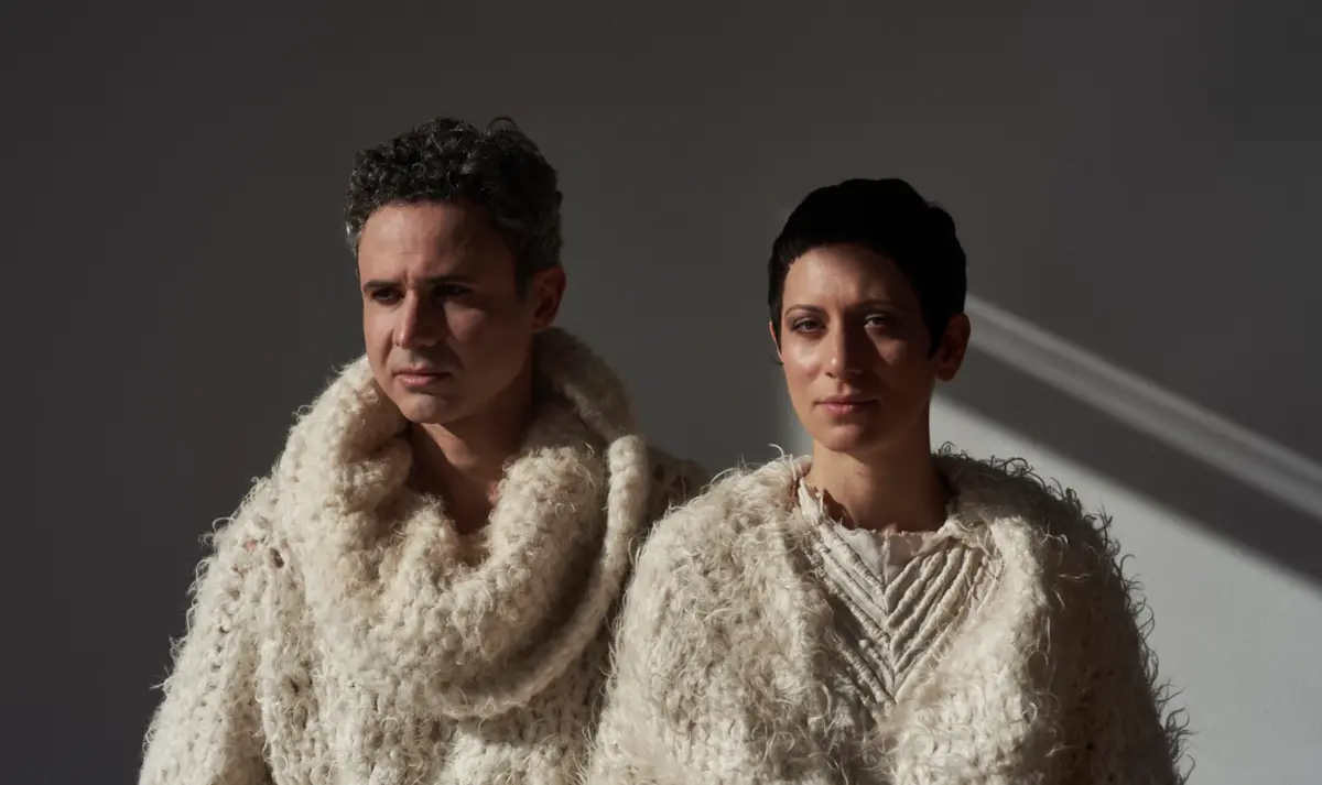 DUO formado por Lívia Nestrovski (voz) e o seu marido Fred Ferreira (guitarra)