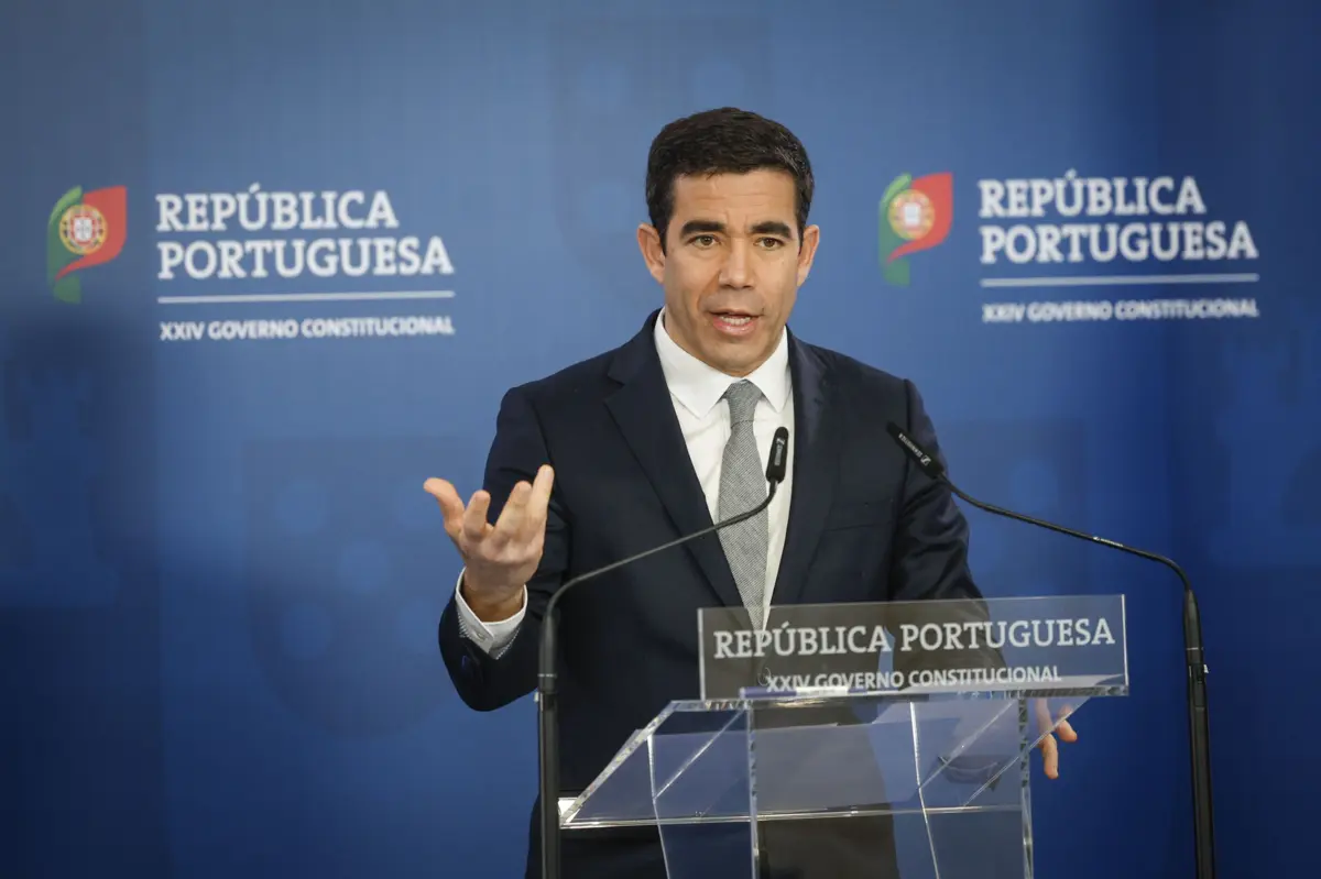 Leitão Amaro diz que o primeiro-ministro já foi “bem além” das exigências legais nos esclarecimentos sobre a sua empresa familiar