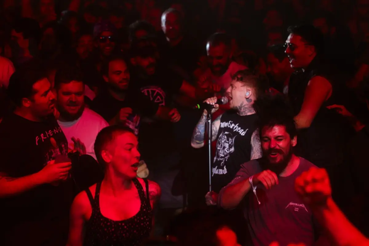 Frank Carter canta no meio do mosh pit