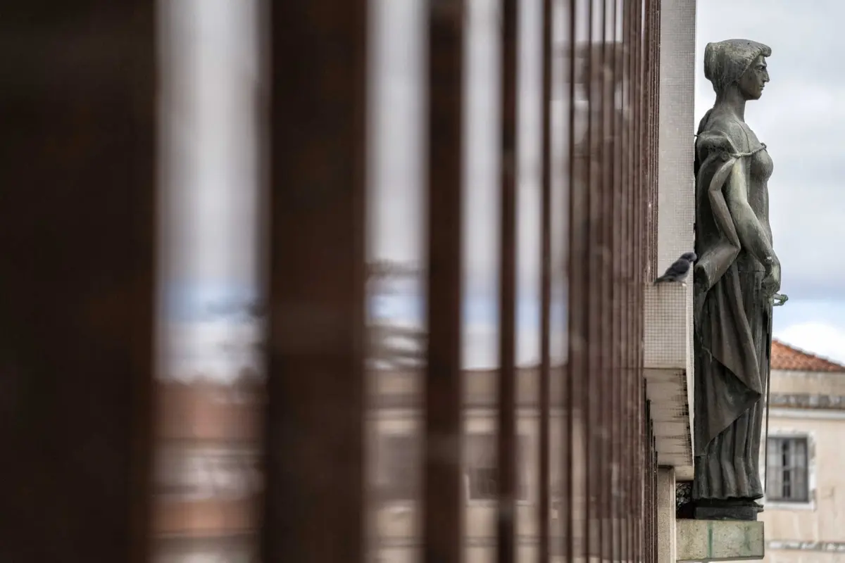 Os crimes terão ocorrido entre outubro e novembro de 2024