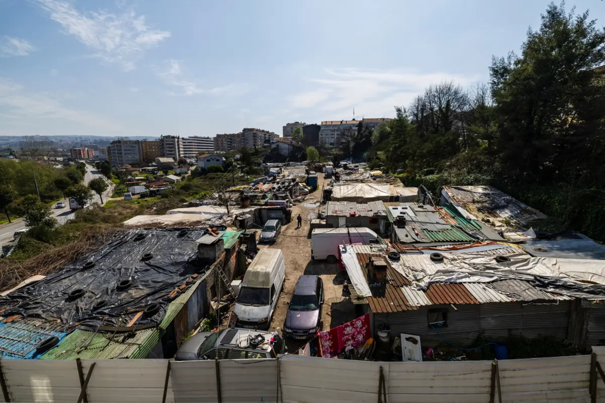 No terreno ocupado até agora pelas barracas vai ser construído outro edifício, destinado a casas em regime de rendas acessíveis