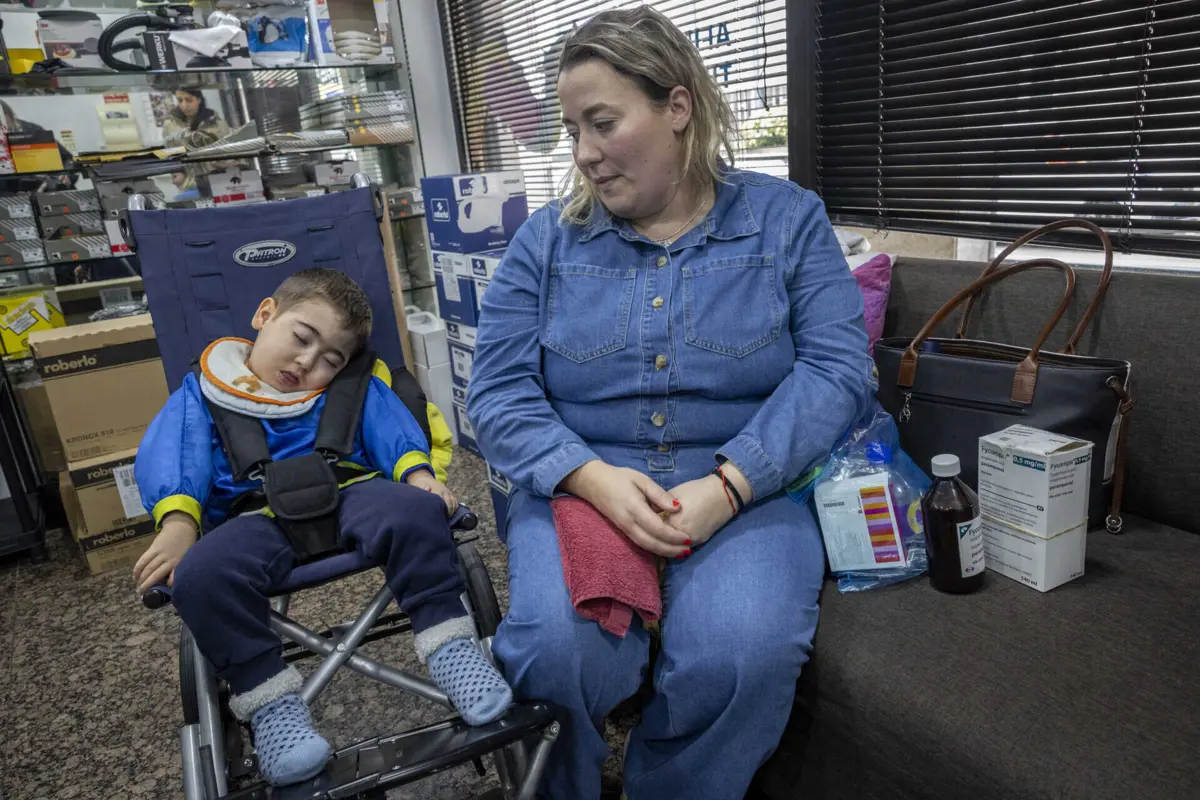 Teresa Alves olha para o filho, Simão, com ternura