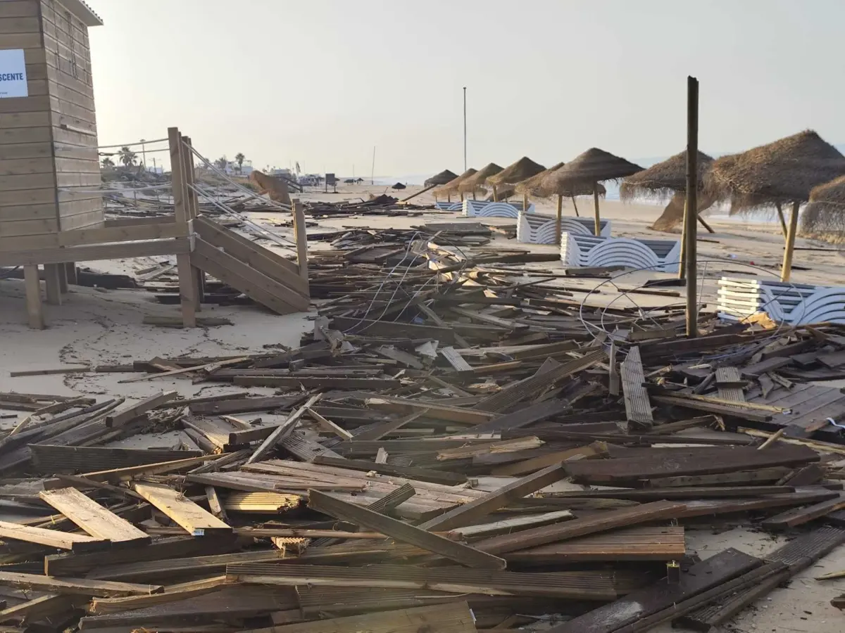 Passadiços da praia de Faro destruídos devido à forte ondulação