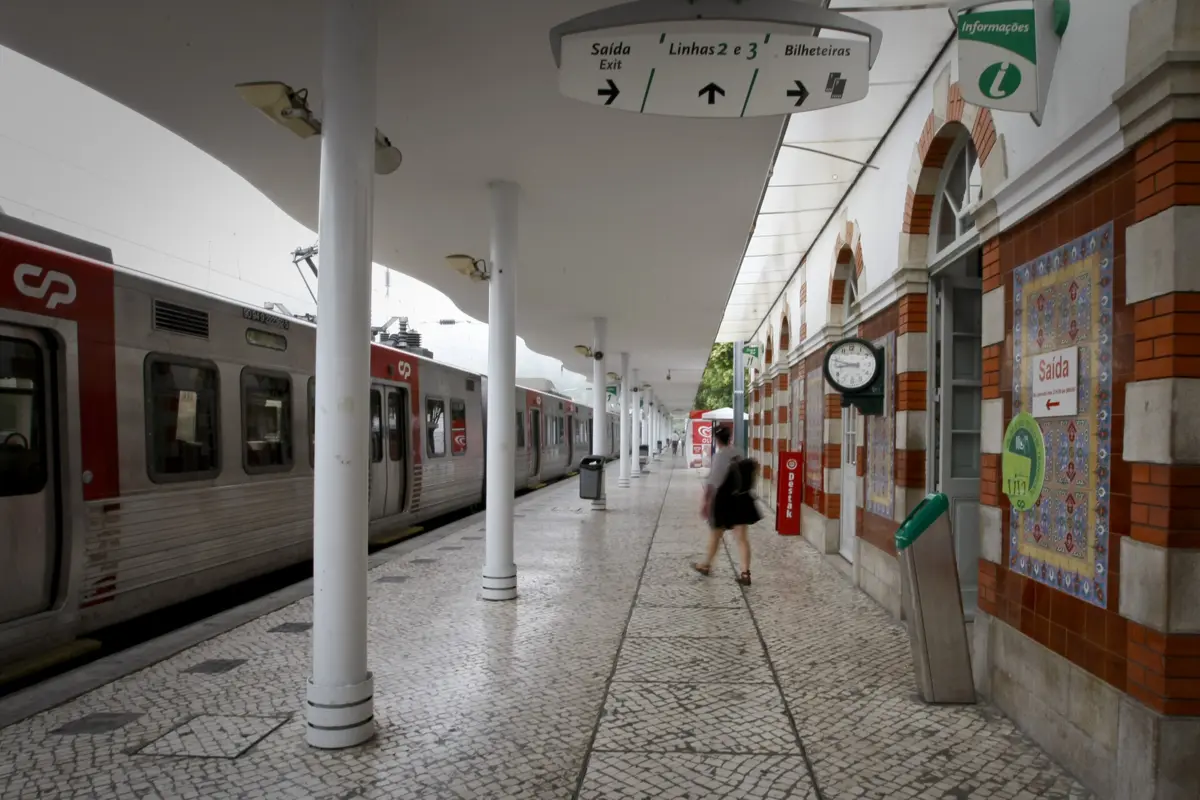 Suspeito tentou matar dois homens no interior de composições da linha de Sintra.