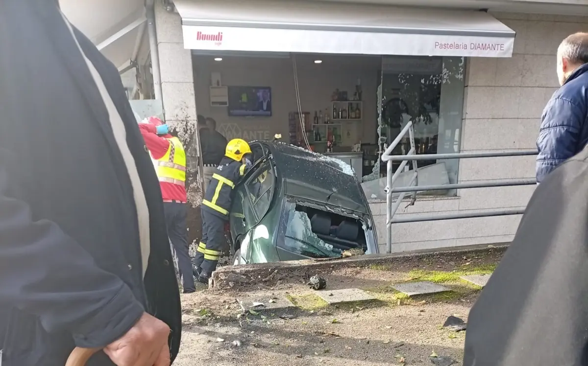 Carro perdeu o controlo e atingiu pastelaria.