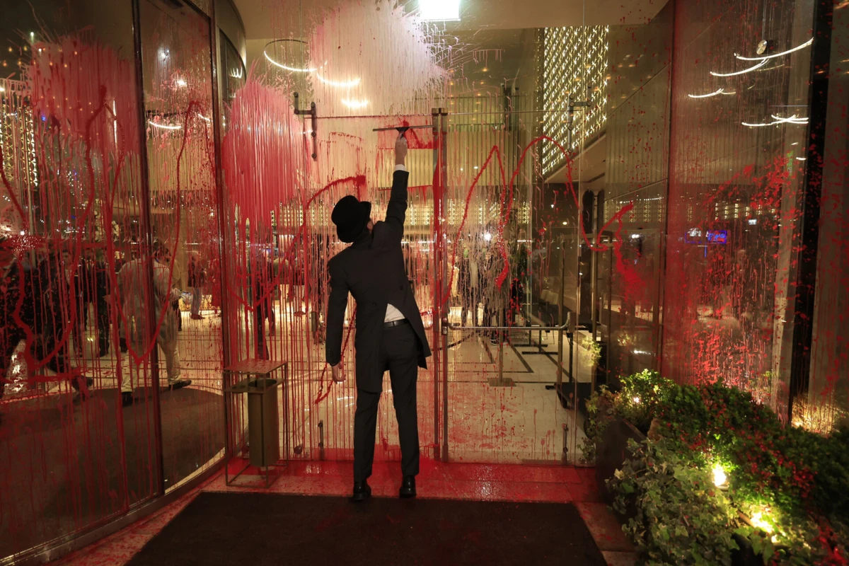 Ativistas da Climáximo atiraram tinta contra hotel onde Aliança Democrática acompanhou resultados das eleições