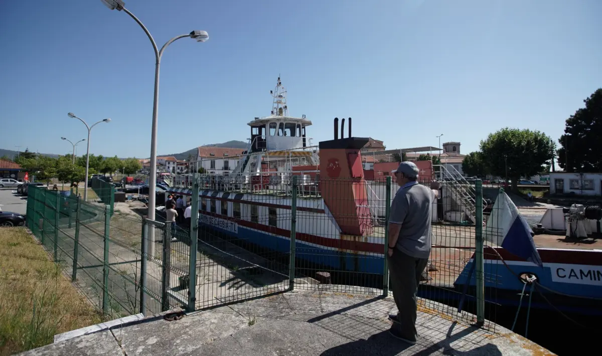 Mesmo que seja reparada, a embarcação não pode navegar até que o rio seja desassoreado