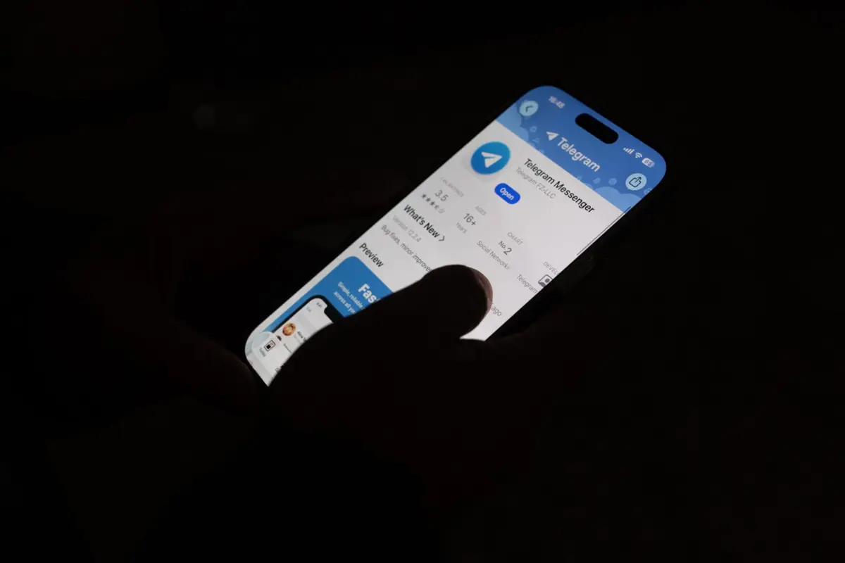 A adolescente terá mantido contacto com o oficial russo através da aplicação Telegram