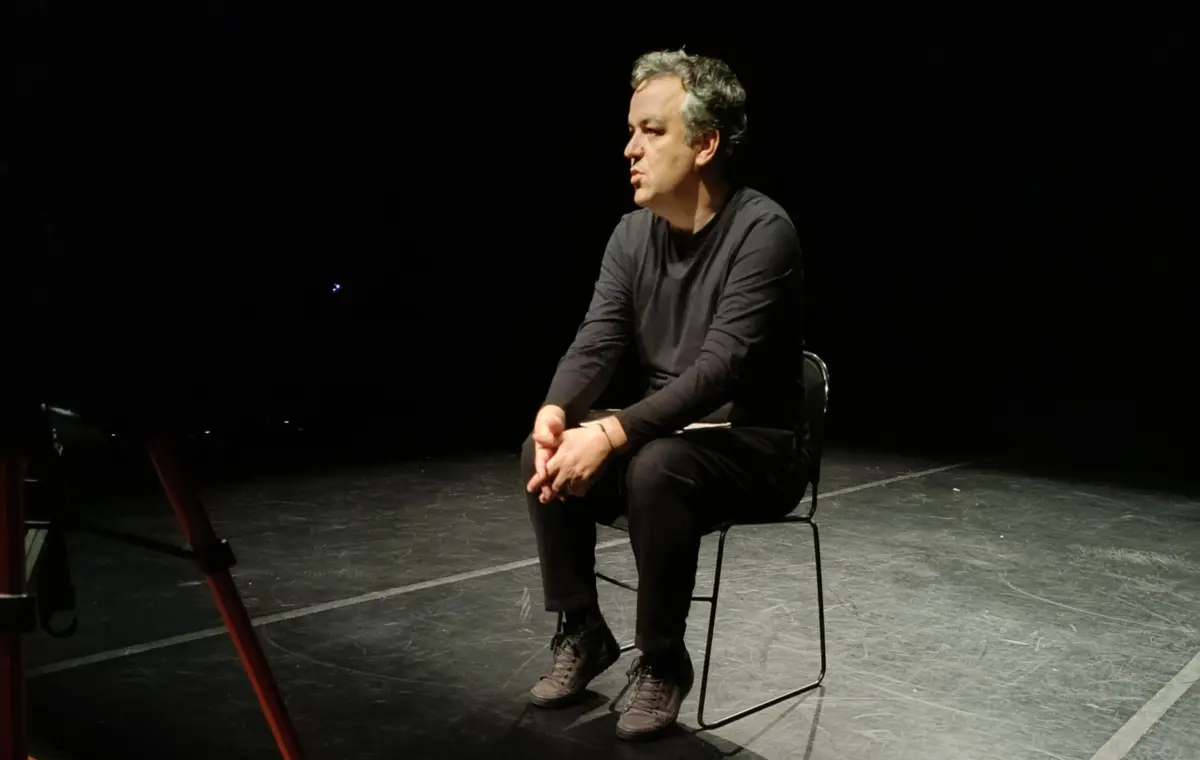 A peça é escrita e interpretada pelo ator Ricardo Simões