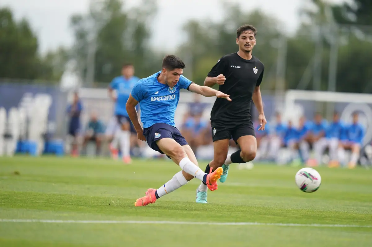 Fran Navarro a rematar à baliza