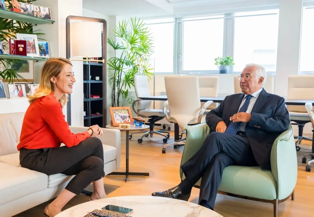 A líder do Parlamento Europeu, Roberta Metsola, com o presidente eleito do Conselho Europeu, António Costa