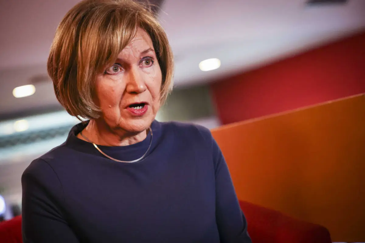 "Hoje o que me apetece escrever é sobre alguma coisa que impende sobre o mundo. Mas não sei se sou capaz"