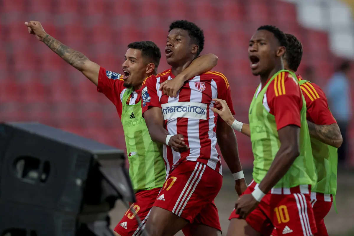 Jogadores do AVS festejam a vitória na primeira mão