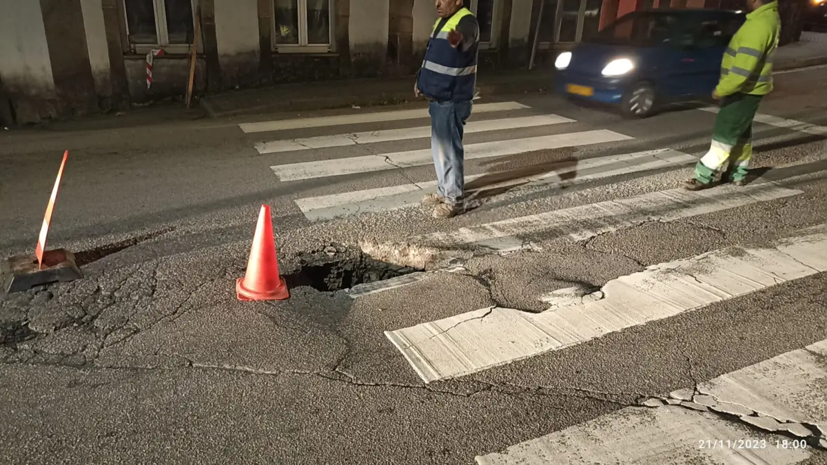 Trânsito foi cortado para se proceder à reparação do piso