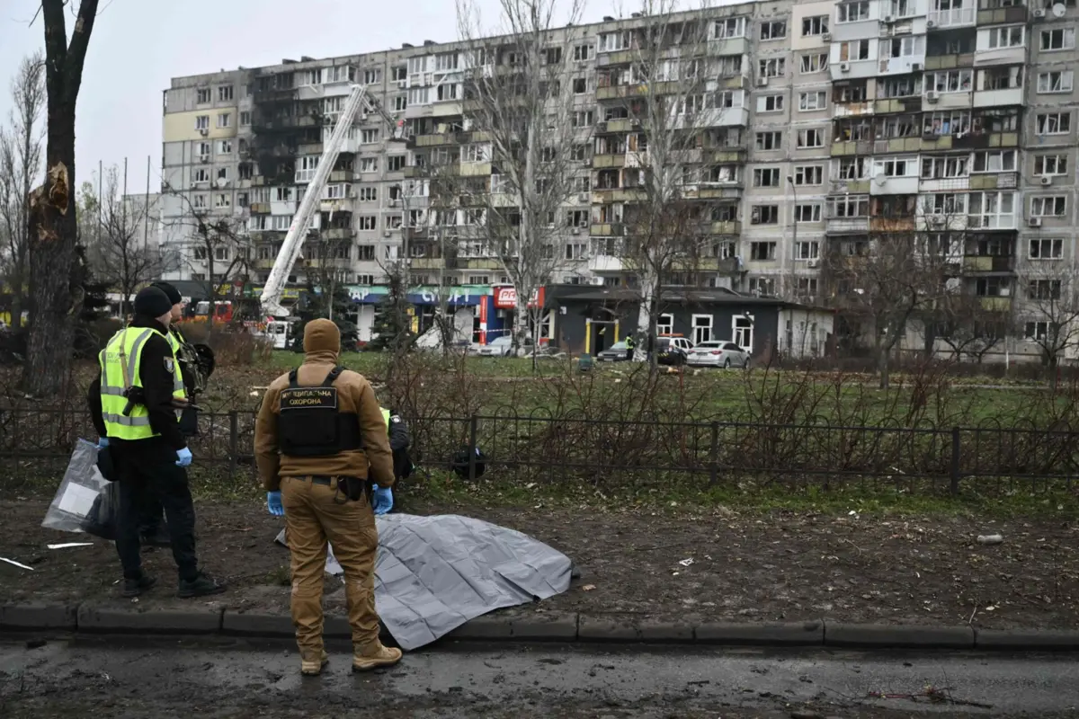 Vários edifícios residenciais, casas individuais e automóveis também foram danificados