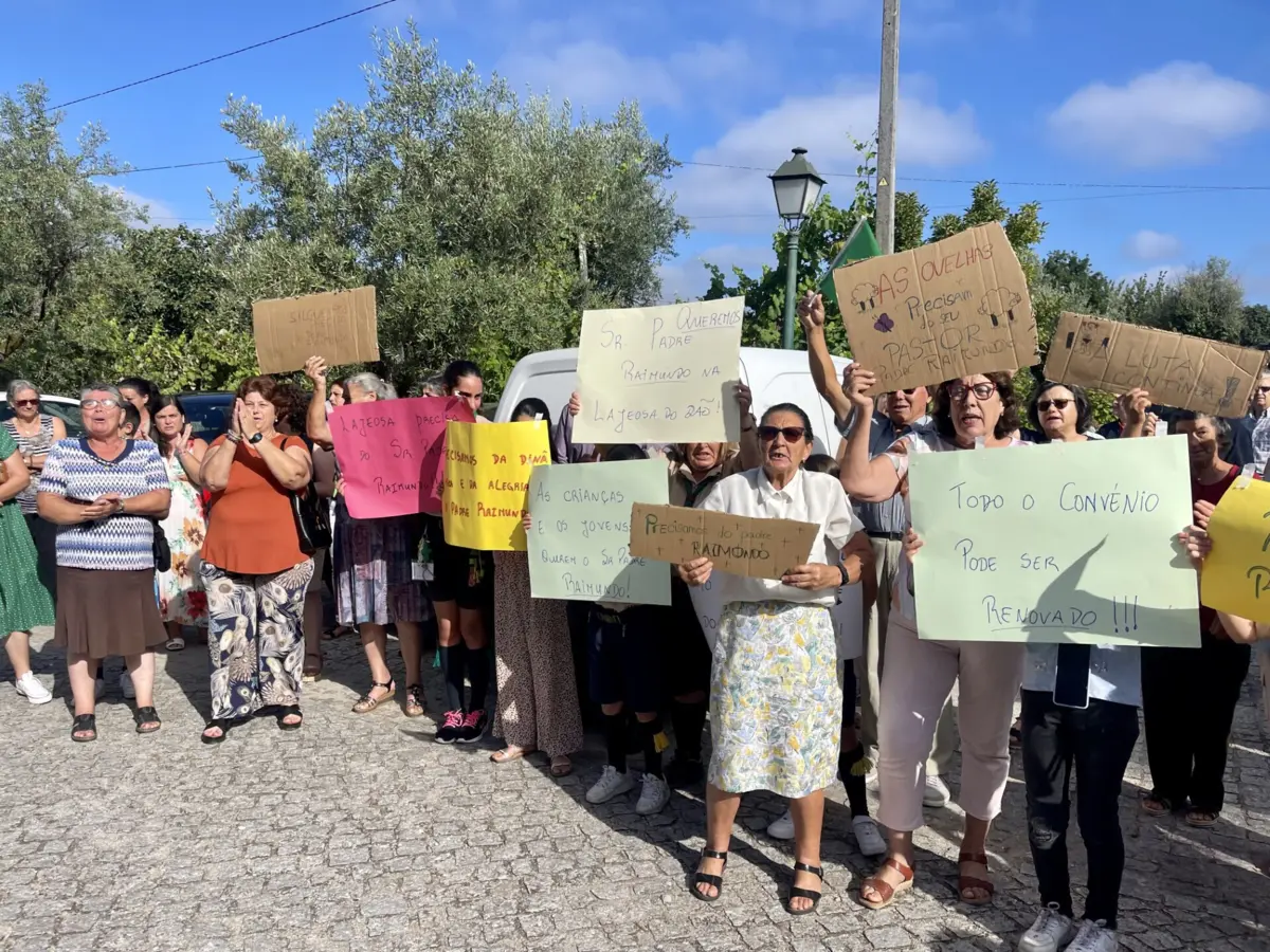 Manifestantes em protesto antes da missa
