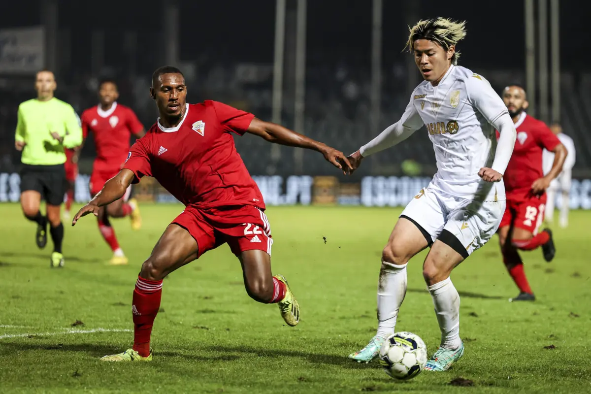 Léo Alaba (à esquerda) foi suspenso por dois jogos e multado em 400 euros