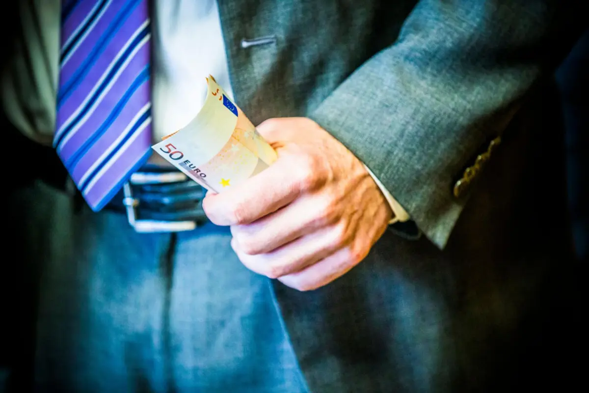 Há quatro anos consecutivos em queda, o país está melhor, ainda assim, do que Espanha, Grécia ou Itália. Transparência Internacional exige estratégia