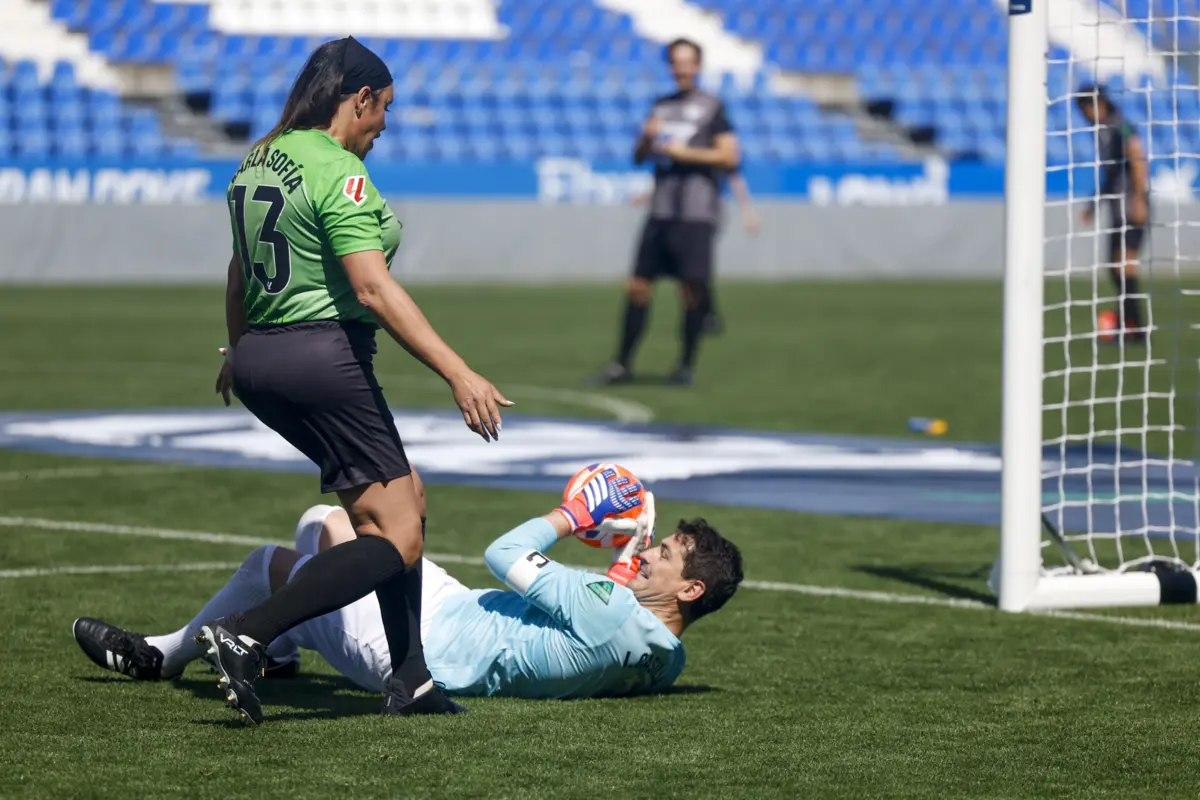 Karla Sofía Gascón enfrentou Iker Casillas, cumprindo "um sonho de uma vida paralela em que escolheria outra profissão"