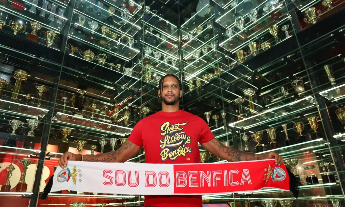 Extremo vai para a décima época nas águias e está perto do marco dos 400 jogos