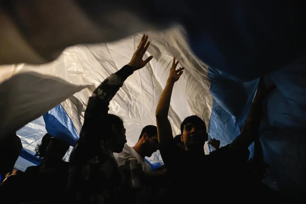 Imagem de contexto do artigo Argentinos protestam ao som de panelas contra medidas económicas de Milei