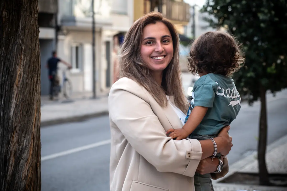 Sandra Moreira, com o filho Samuel nos braços, agradece o auxílio