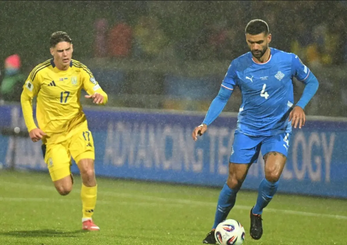 Extremo do Benfica (na esquerda) saiu lesionado na primeira parte da vitória da Ucrânia sobre a Islândia