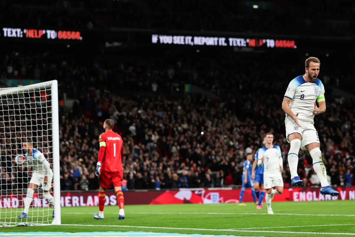 Harry KAne bisou no triunfo da Inglaterra sobre a Itália