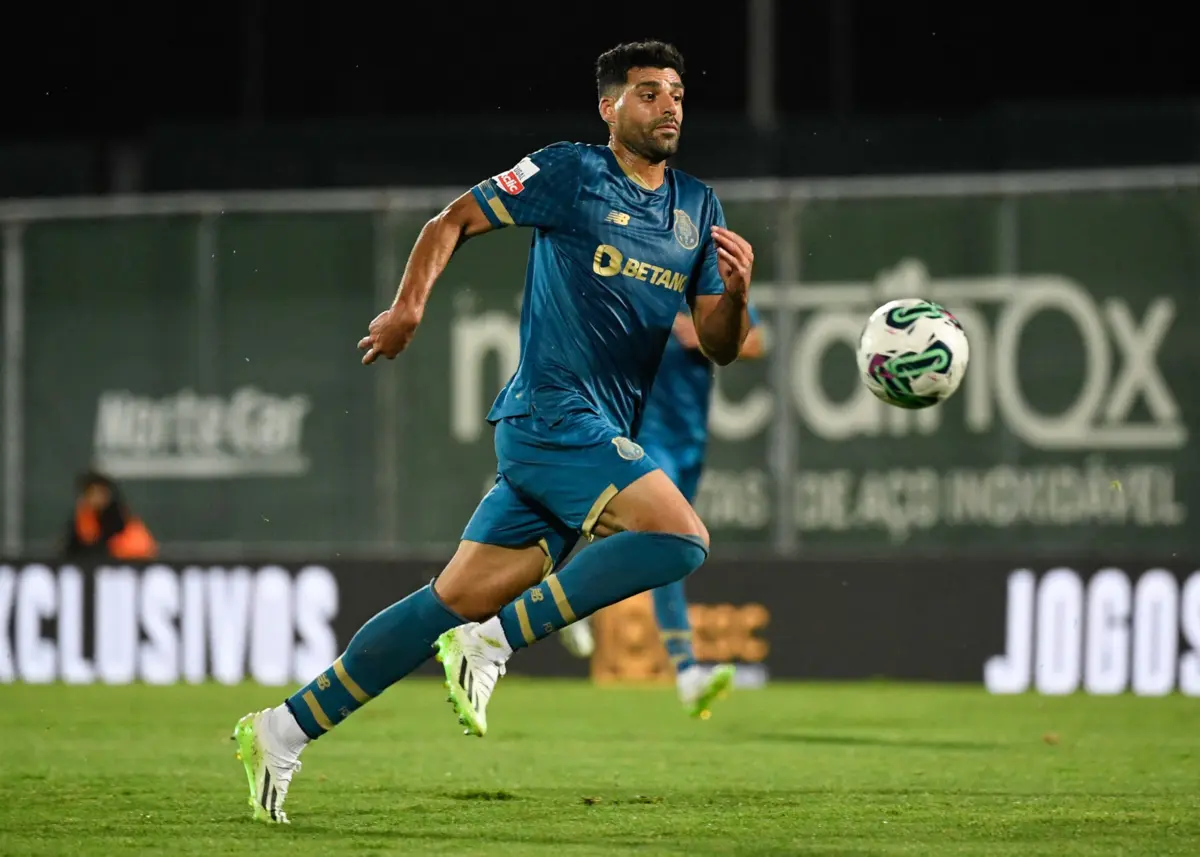 Taremi negoceia com o AC Milan