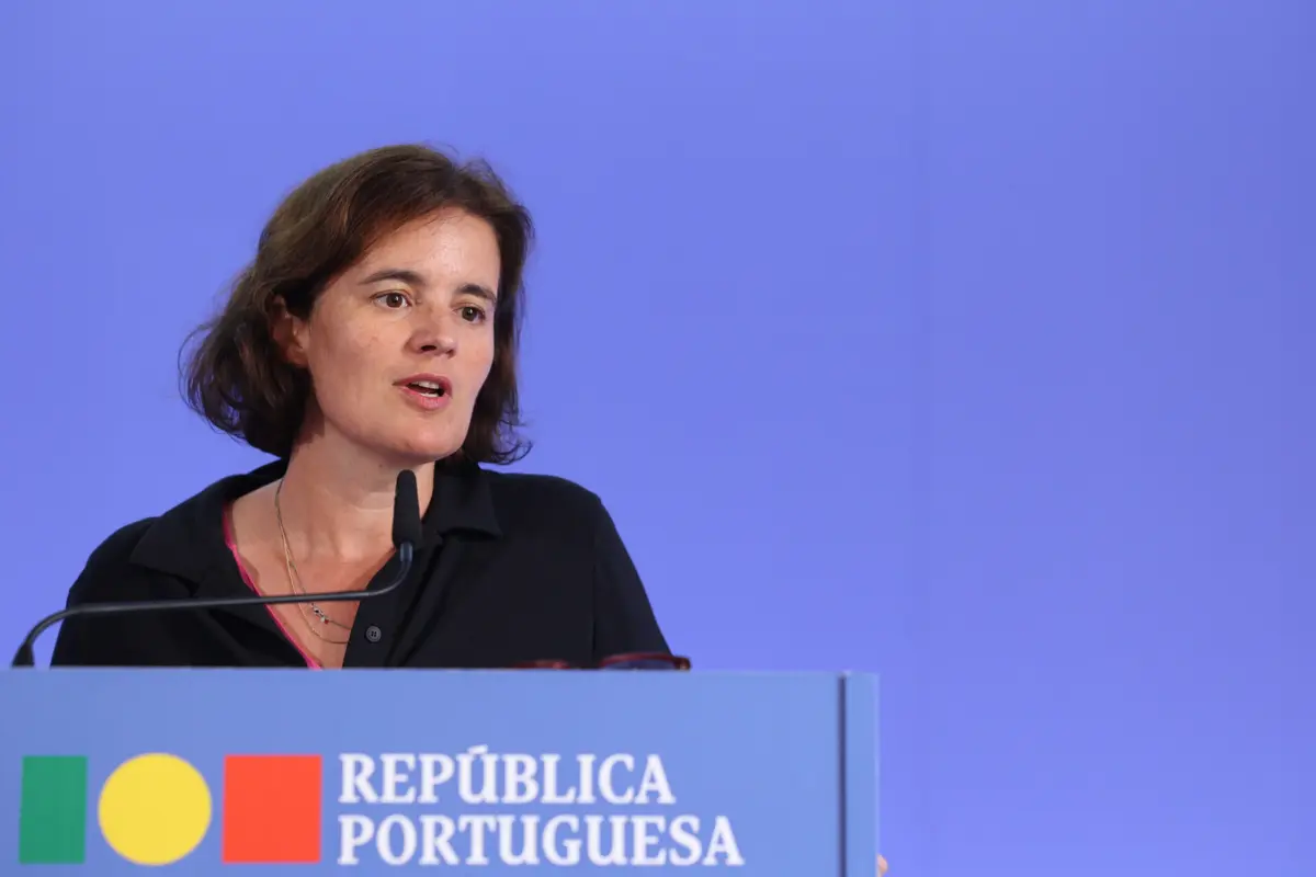 A ministra da Presidência sublinha que a medida ainda terá de ser aprovada na Assembleia da República