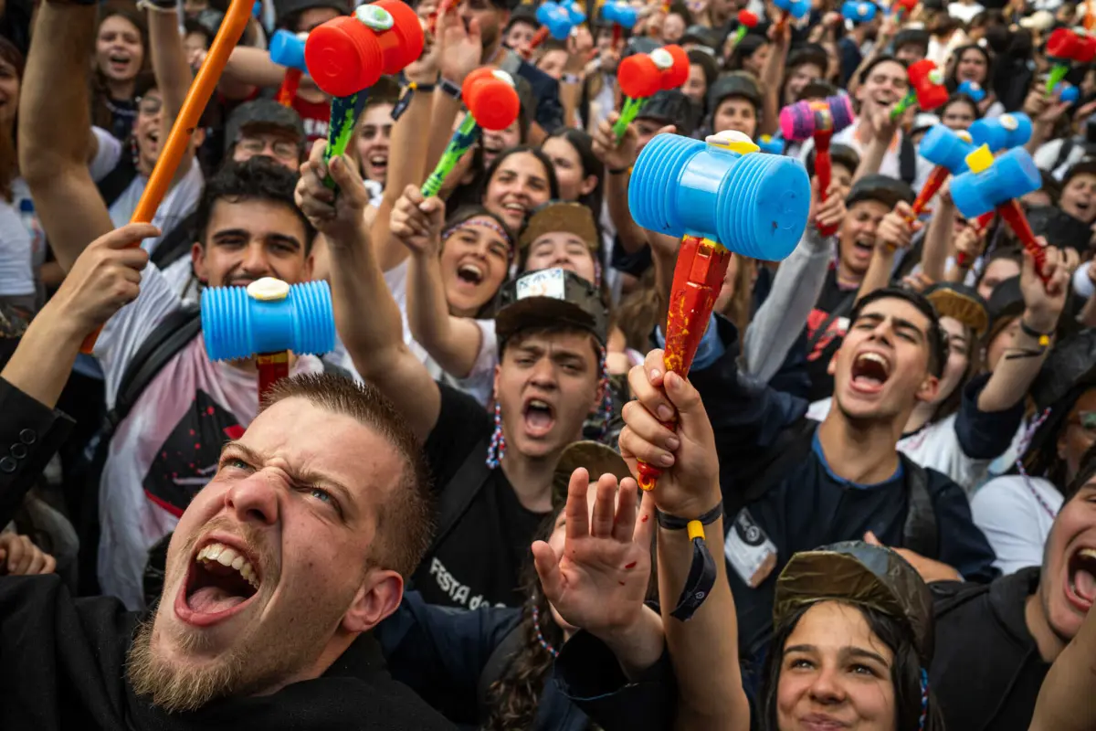 Imagem de contexto do artigo Todos os caminhos foram dar à baixa: as imagens do cortejo da Queima das Fitas