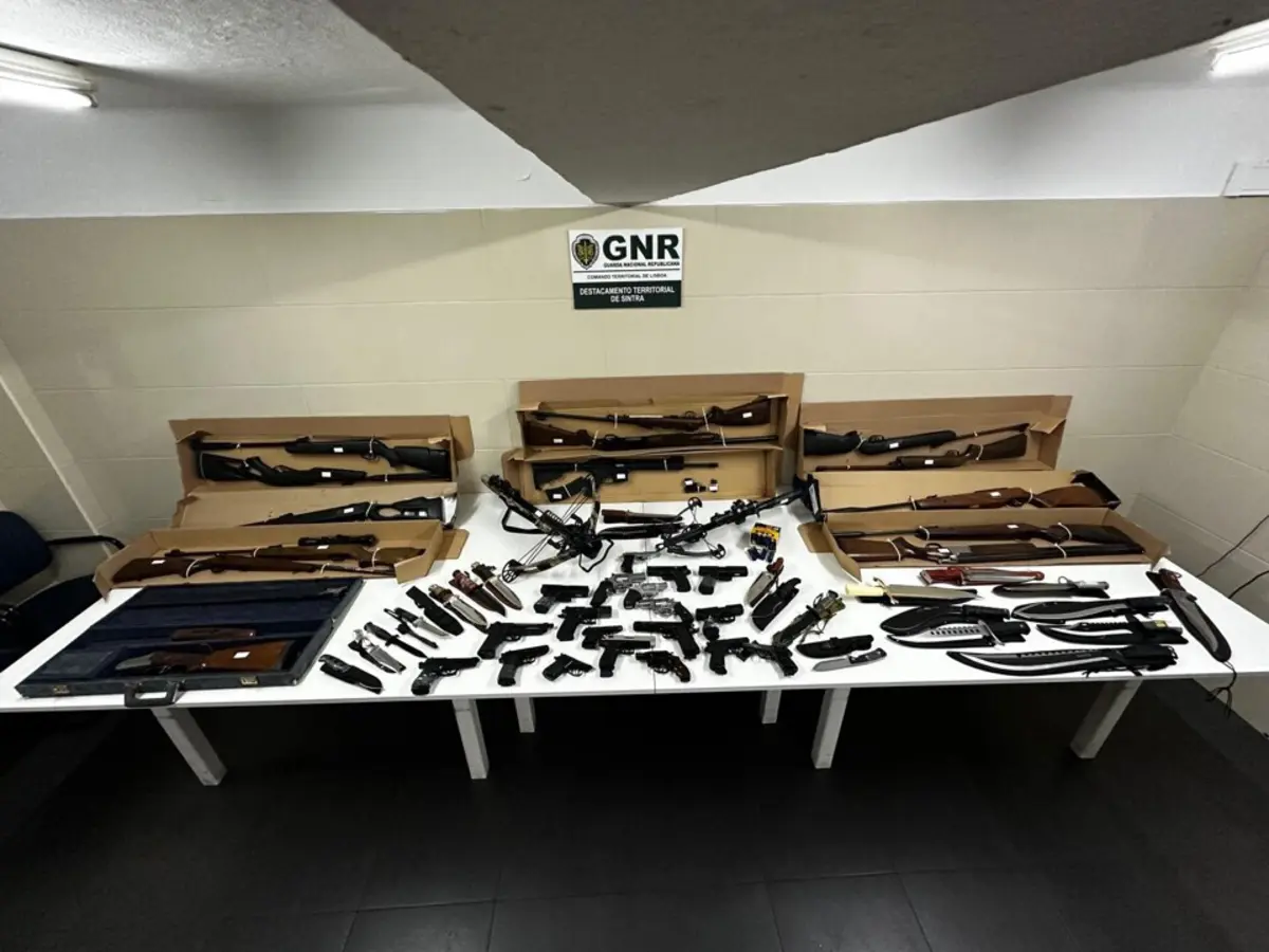 Foram apreendidas 16 pistolas, três revólveres, três caçadeiras, uma espingarda de assalto e 11 armas de ar comprimido, além de 1.420 munições e 51 cartuchos