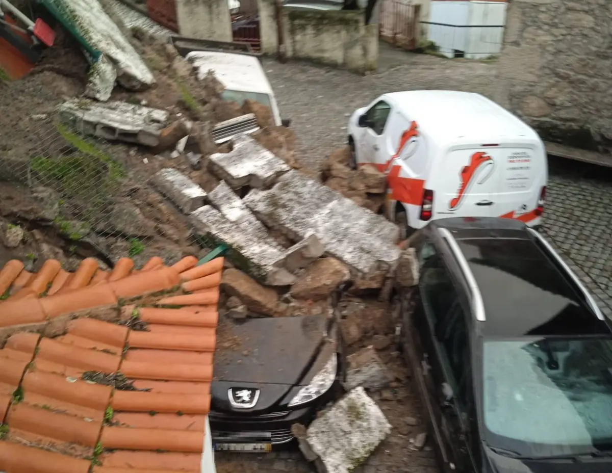 Carros foram atingidos pelo muro durante a madrugada