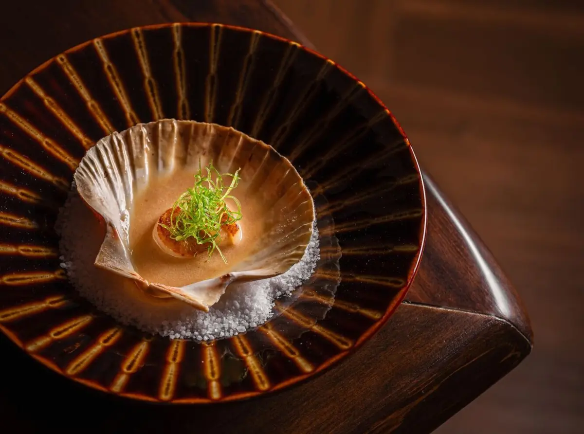 Vieiras, um dos pratos do menu omakase do Mimi curated by Yakuza.