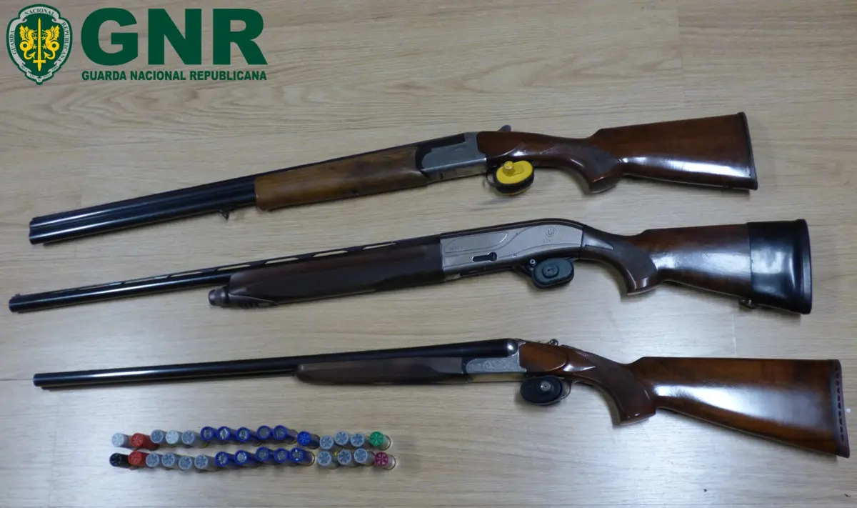 Foram apreendidas ao suspeito três armas, 30 cartuchos e um dispositivo de gravação de voz