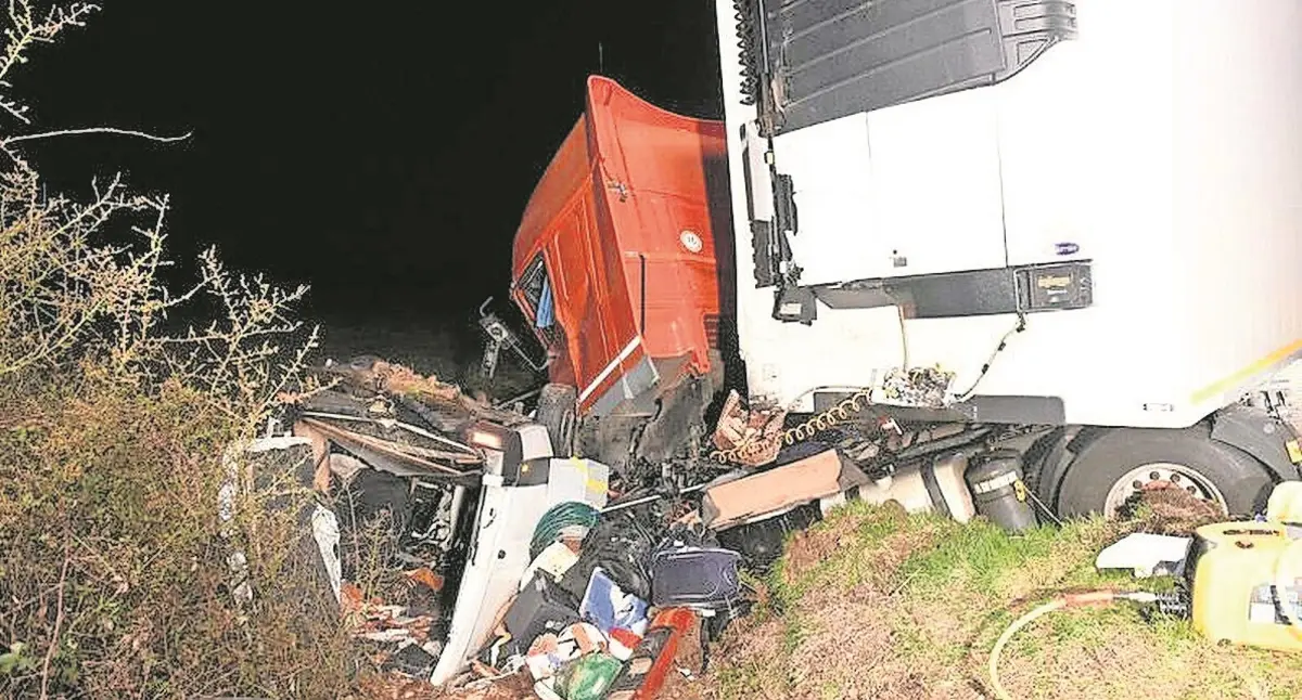 A carrinha Mercedes onde seguiam os 12 emigrantes e o motorista colidiu contra um camião