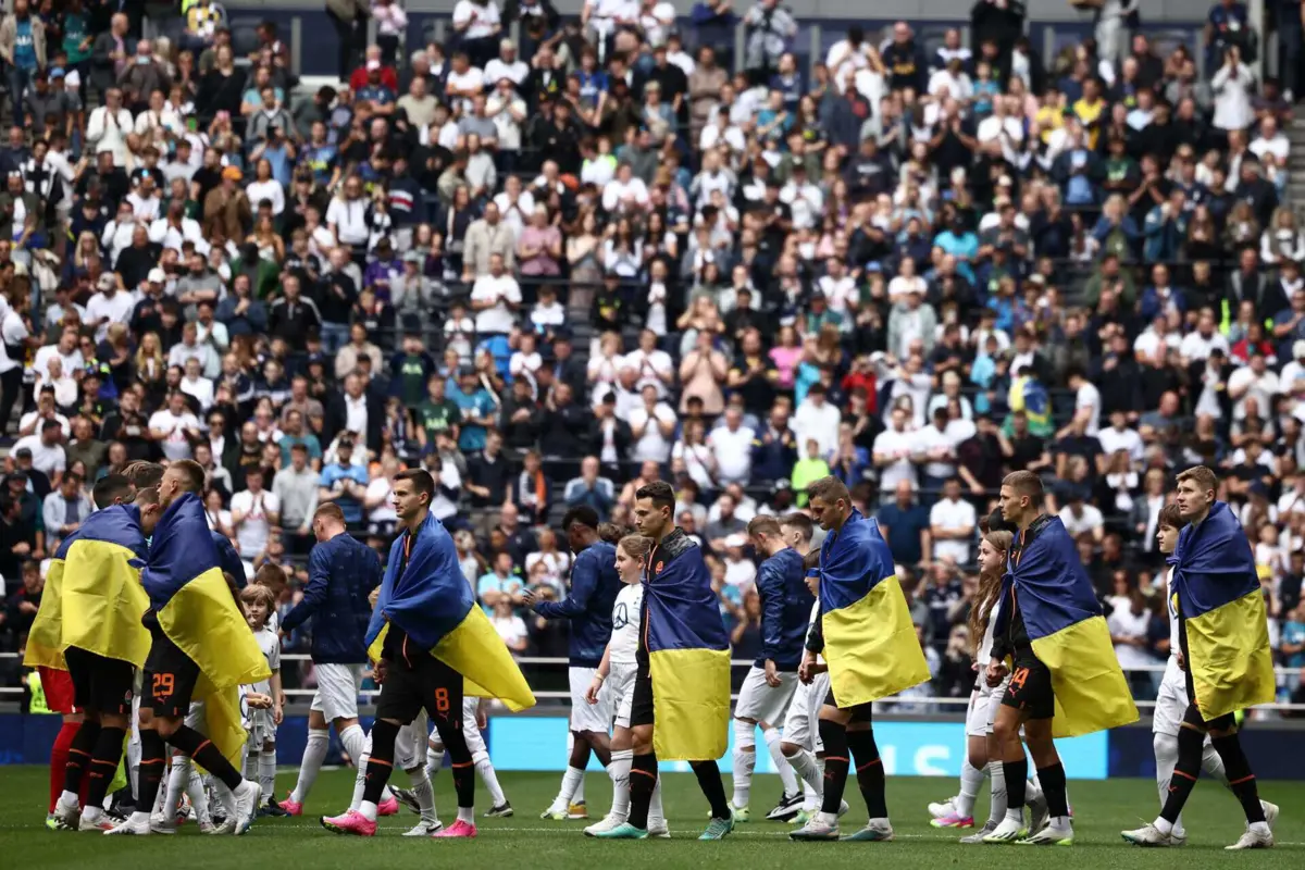 Jogadores do Shakhtar com a bandeira da Ucrânia, em amigável com o Tottenham