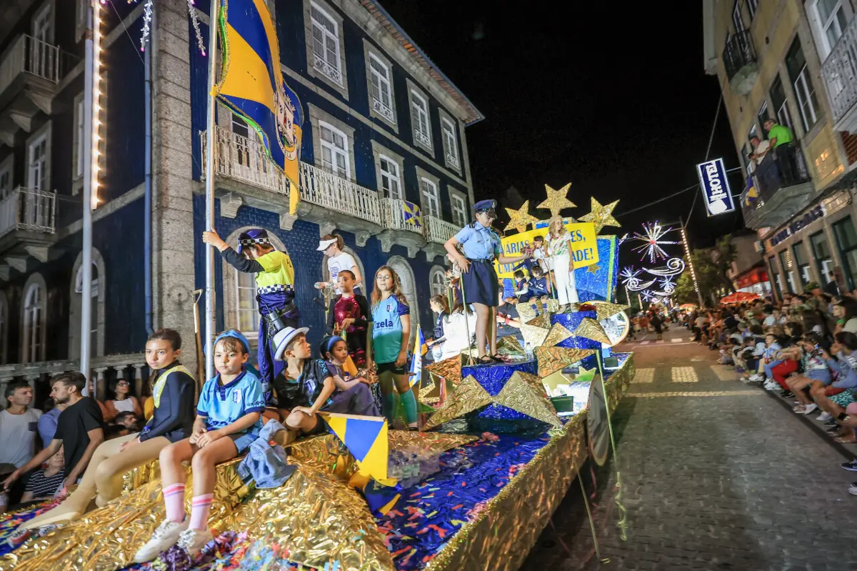 Carros alegóricos contam episódios da história local