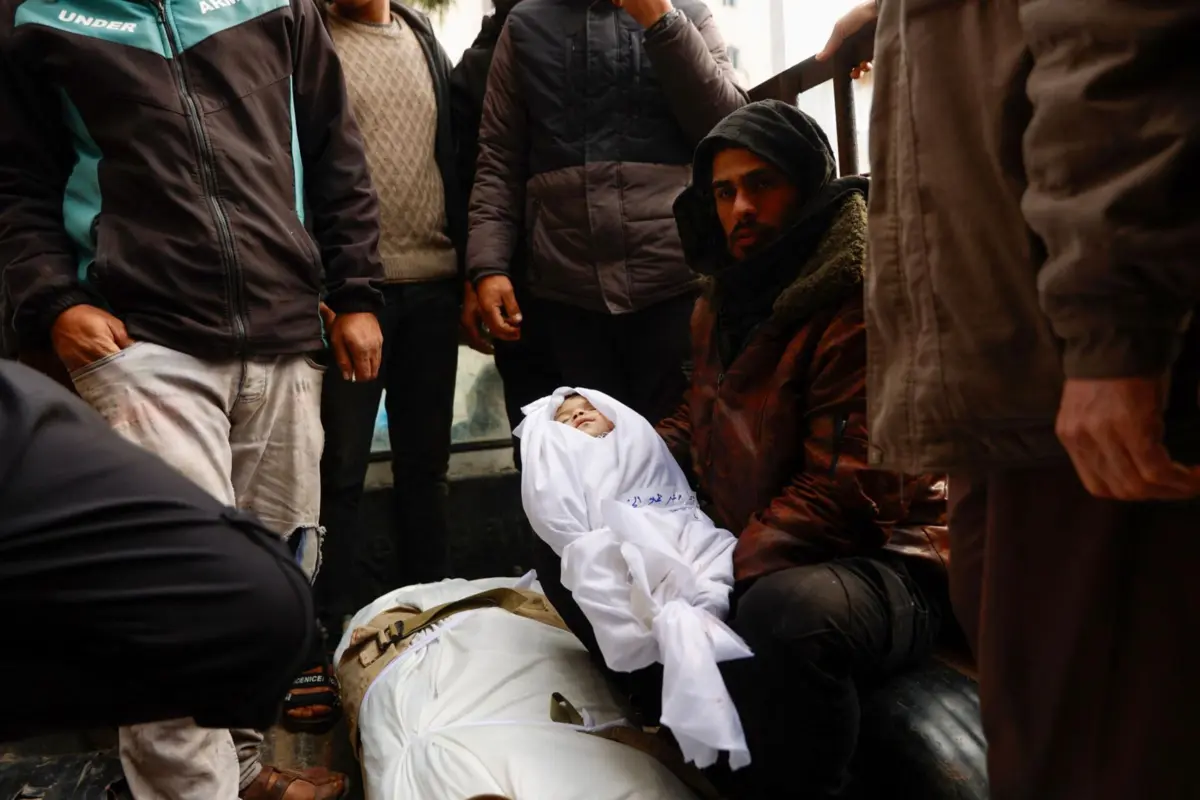Palestiniano carrega corpo de bebé morto em ataque israelita na Cidade de Gaza