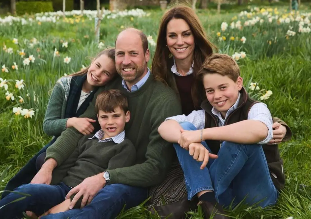 William e Kate com George, Charlotte e Louis num registo informal