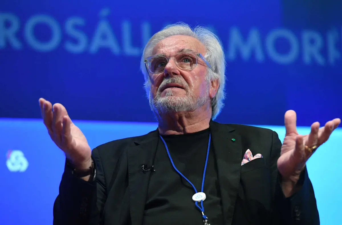 Francisco Simões, autor da estátua de Camilo no Largo Amor de Perdição, no Porto