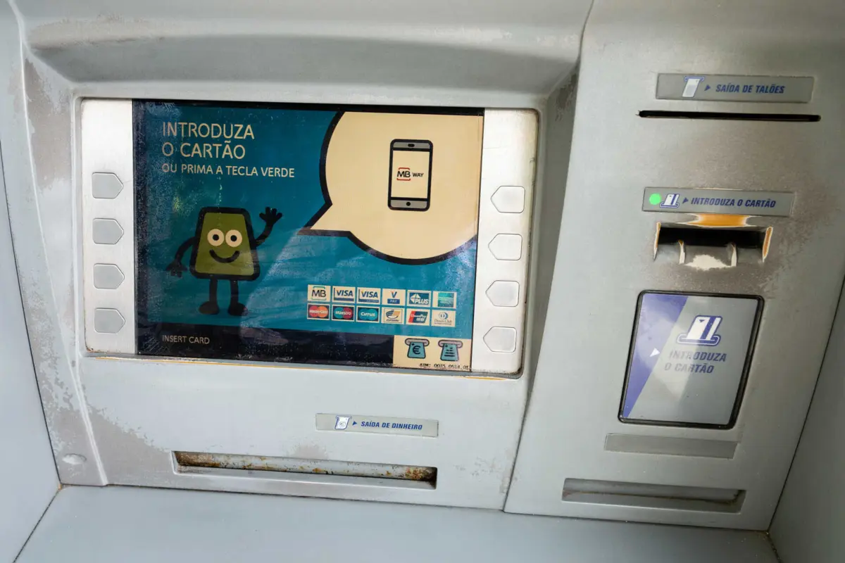 Imagem de contexto do artigo Homem que clonava cartões cumpre cinco anos de prisão na Bélgica, mas tem mais dez para cumprir em Portugal