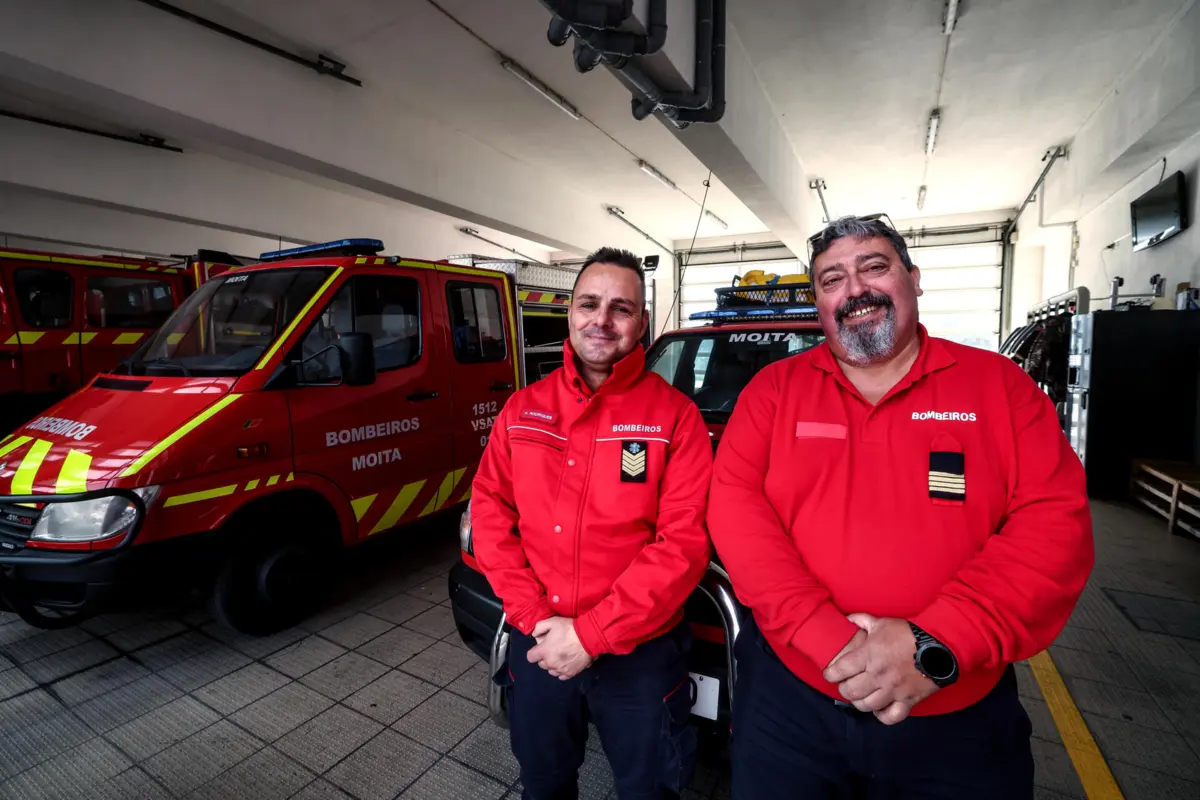 Bombeiro Hugo Rodrigues e o comandante Pedro Ferreira dos Voluntários do concelho da Moita, corporação que mais partos fez em ambulâncias e na estrada em 2025