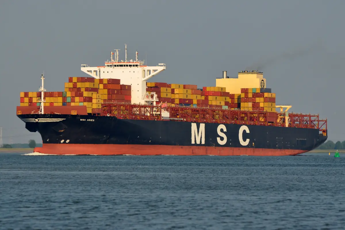 Cargueiro é um MSC Aries, com bandeira portuguesa