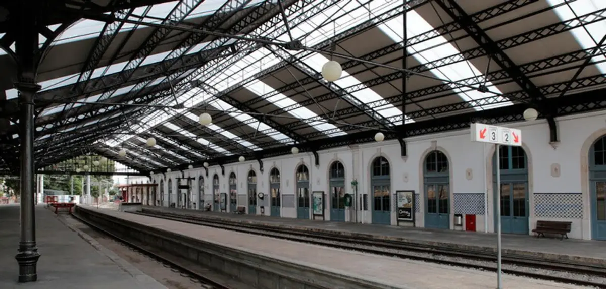 A Estação de Alcântara-Terra, inaugurada em 1887, é o término da Linha de Cintura de Lisboa