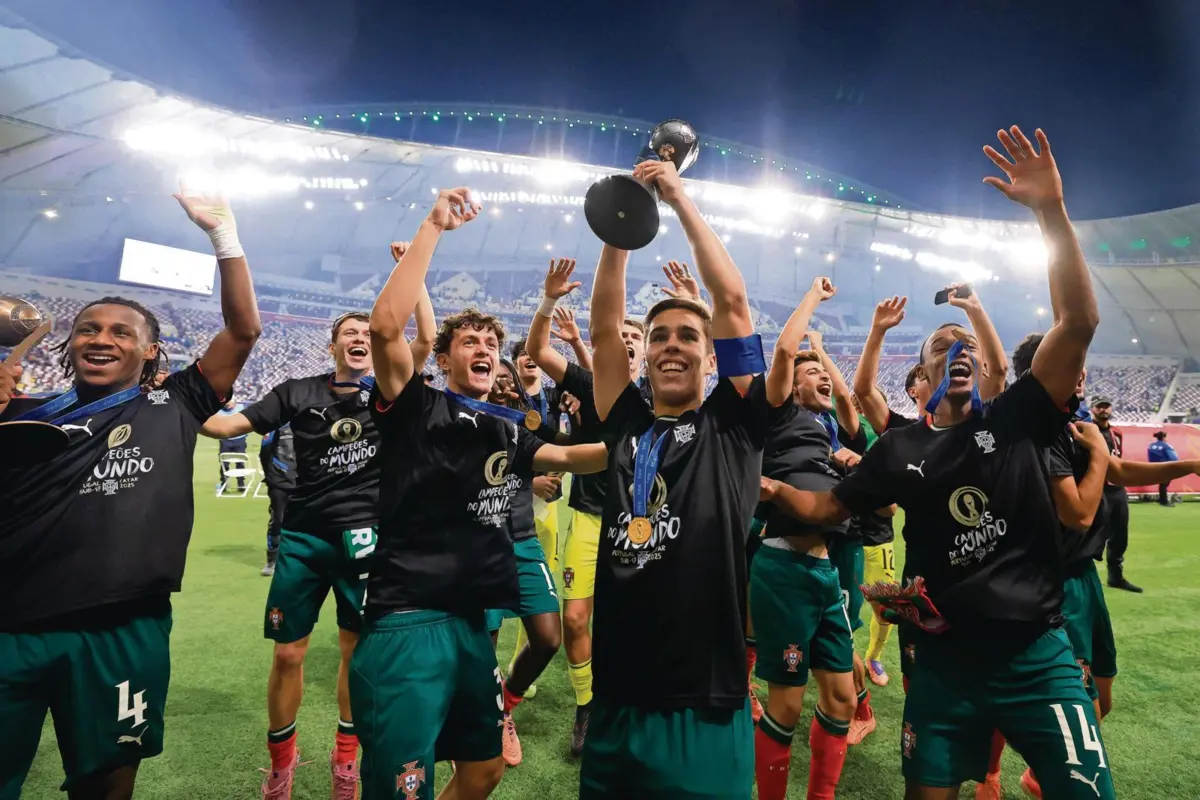 A festa portuguesa em Doha, após a inédita conquista do Mundial de sub-17. Agora, os jovens craques lusos partirão em busca de uma ainda maior afirmação internacional